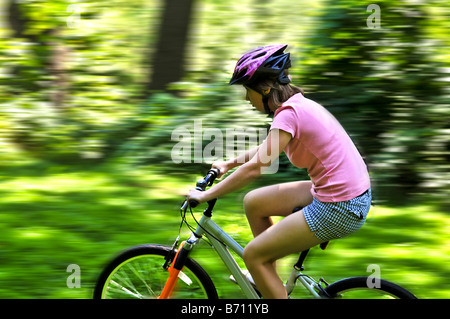 Ritratto di una ragazza adolescente in bicicletta nel parco estivo all'aperto Foto Stock