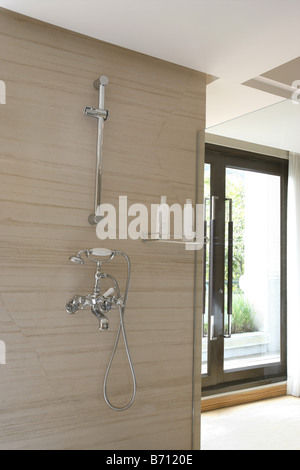 Scheda SPA soffione doccia schiuma di balneazione nella finestra di shampoo Foto Stock