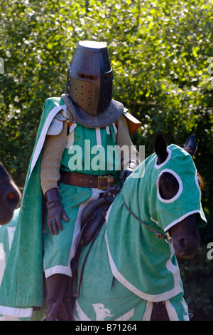 Cavaliere armato a cavallo alla fiera medievale in Francia Foto Stock