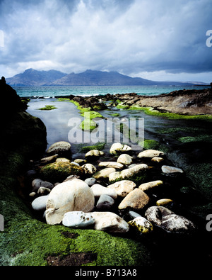 La baia di Laig, Rum in distanza. Isola di Eigg. Scozia Foto Stock