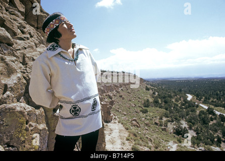 Un giovane Pueblo indiano modelli uomo tradizionale indiana fatta indumenti di cotone a Puye Cliffs Anasazi cliff dwellings Foto Stock