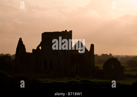 Le rovine dell'abbazia al tramonto. Il bagliore rossastro del tramonto Hore Abbey o St Mary's una rovina monastero cistercense in silhouette Foto Stock