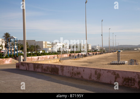 Essaouira Marocco Nord Africa dicembre ragazzi giocare a basket sul lungomare Foto Stock