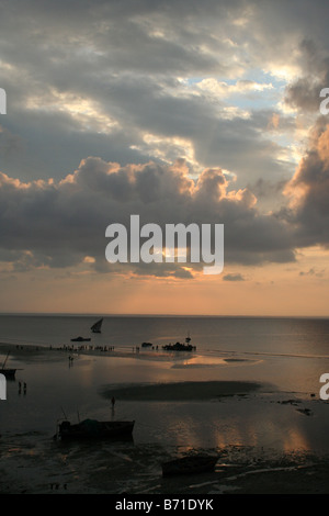 Oceano Indiano tramonto a Pemba in Mozambico Foto Stock