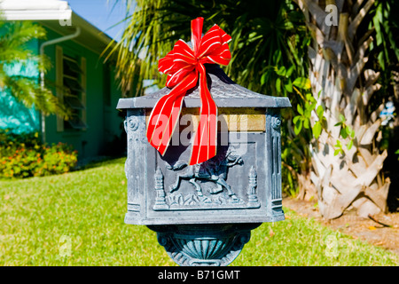 Palm Beach Shores , cassetta postale originale con un grande arco rosso come decorazione di Natale al sole , specialmente per carte di Natale ? Foto Stock