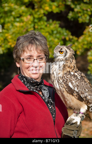 Donna con bengala Gufo Reale lingua Bengalese Bubo bubo bengalensis Foto Stock