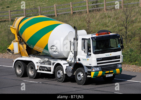 La Tarmac Daf nuova erogazione del calcestruzzo autobetoniera sulla autostrada M25, Foto Stock