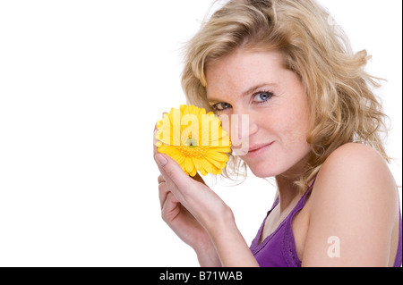 Isolato completo ritratto di una bella donna caucasica con una gerbera daisy Foto Stock