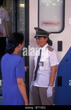 Donna cinese, treno attendant, lavoratore dipendente, hostess, la stazione ferroviaria e la stazione ferroviaria, alla stazione ferroviaria di Shanghai, comune di shanghai, Cina Foto Stock