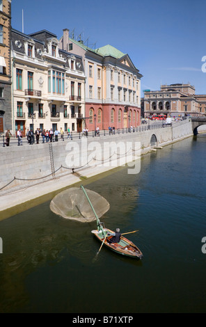 L'uomo la pesca nella parte anteriore del Sager House, Stoccolma, residenza ufficiale del Primo Ministro di Svezia Foto Stock