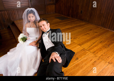 Interracial giovane sposa e lo sposo Foto Stock