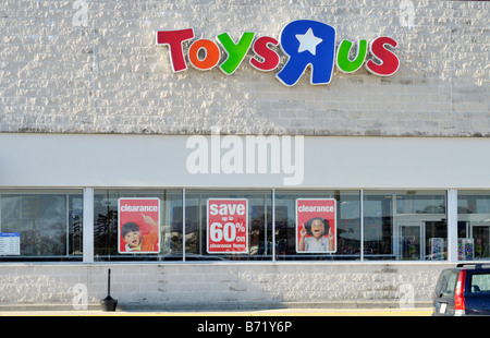 La facciata esterna di Toys R Us store con la vendita di liquidazione segni in vetrina windows, STATI UNITI D'AMERICA. Foto Stock