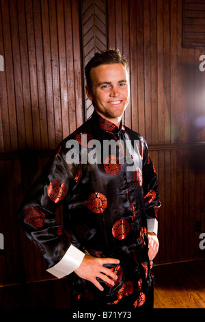 Giovane uomo in posa tradizionali asiatici abbigliamento Foto Stock