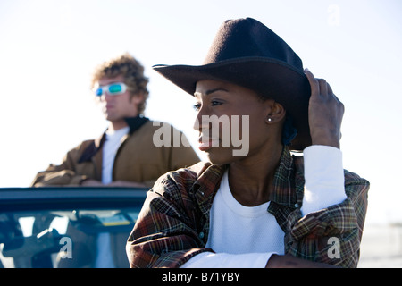 Giovani interracial giovane all'aperto, si concentrano sulla donna in primo piano Foto Stock