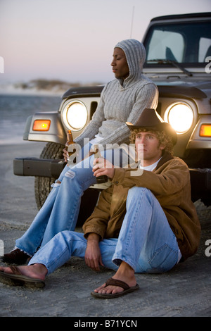 Giovani interracial giovane appendere fuori a bere birra Foto Stock