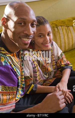 Felice americano africano padre e figlia in abiti tradizionali a casa Foto Stock
