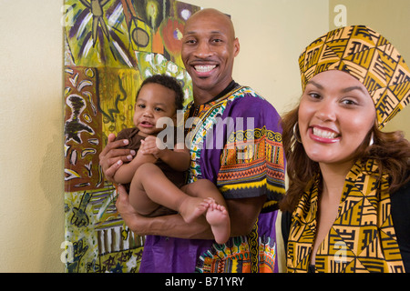 Felice famiglia americana africana vestite nei tradizionali costumi africani Foto Stock