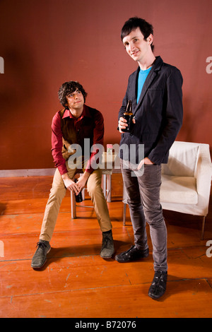 Angolo di alta vista di due eleganti giovani uomini sorridenti e bere Foto Stock