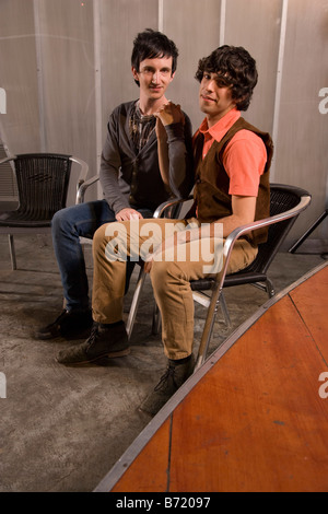 Coppia gay tenendo le mani Foto Stock