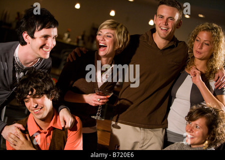 Giovani amici appendere fuori e bere al bar insieme Foto Stock