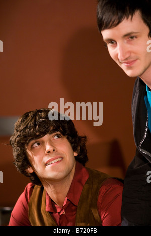 Due giovani uomini, uno guardando le altre Foto Stock