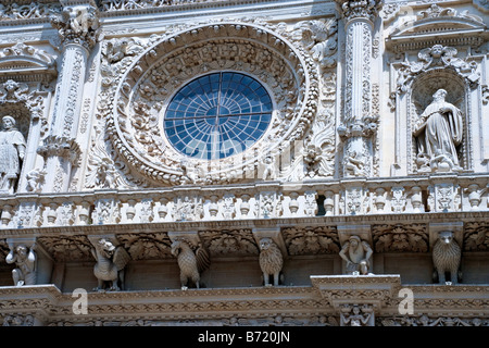 Altamente ornate facciata barocca della Chiesa di Santa Croce, costruita tra il 1353 e il 1695, che mostra un rosone. Lecce, Puglia, nella zona del tacco d'Italia Foto Stock