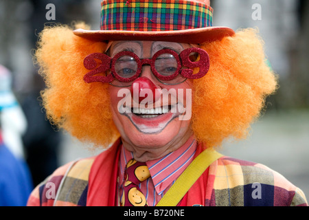 Clown colorati con '2009' bicchieri al London Parade, un nuovo anno di parata del giorno nel centro di Londra Foto Stock