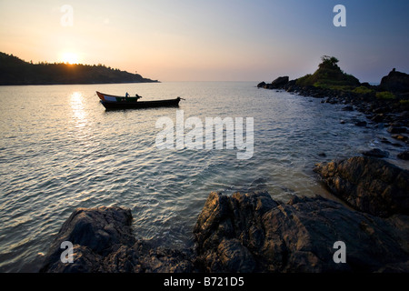 I pescatori all'alba Om Beach Gokarna Kerala India Foto Stock