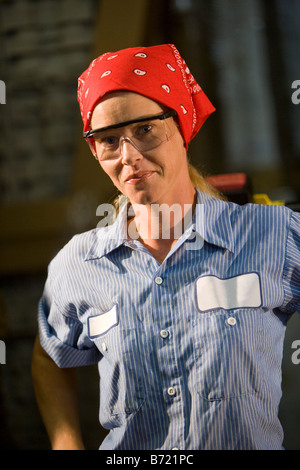 Vista dettagliata del lavoratore di sesso femminile che nel magazzino di stoccaggio che indossa gli occhiali di protezione Foto Stock
