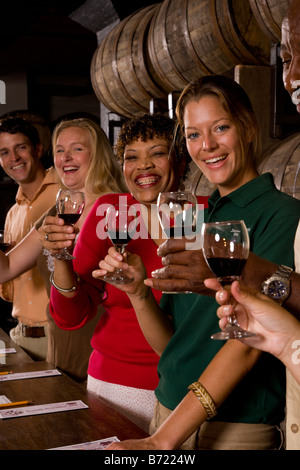 Gruppo di persone in una cantina per la degustazione del vino Foto Stock