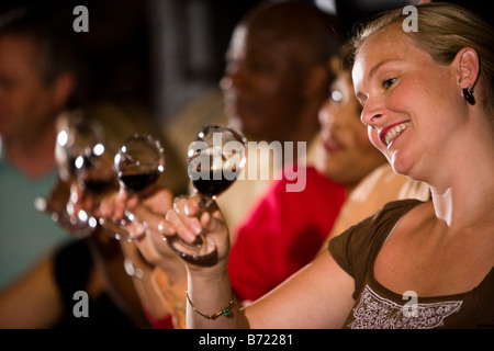 Close up della donna nel gruppo su wine tasting tour Foto Stock