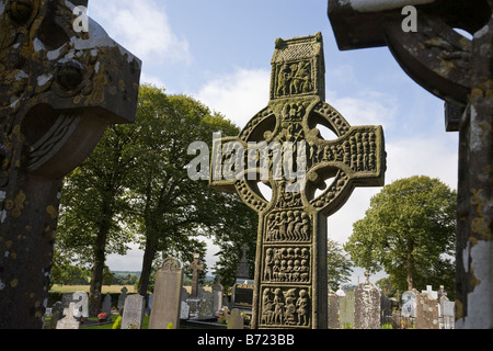 Muiredach's Cross orizzontale. Muiredach's Cross o la Croce del Sud un riccamente scolpita in pietra alta croce dall'inizio c10 Foto Stock