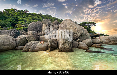Lone sunbather sulle rocce su Koh Nang Yuan isola vicino a Koh Tao, Golfo di Thailandia. Foto Stock