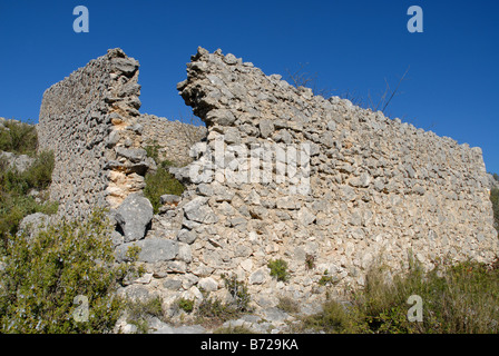 La rovina, troglodita Torre Moresca, Talaia de la Foradada, Sierra de la Forada, Provincia di Alicante, Comunidad Valenciana, Spagna Foto Stock