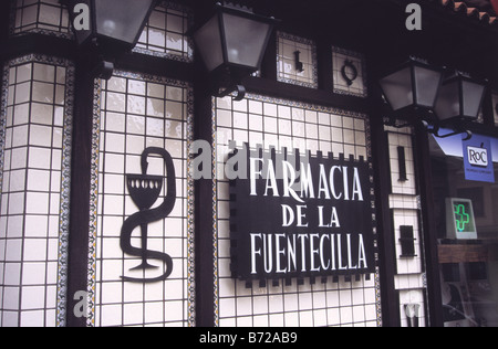 Facciata piastrellata in vecchio stile di Farmacia de la Fuentecilla / Farmacia Fuentecilla con simbolo ciotola di Hygieia, Madrid, Spagna Foto Stock