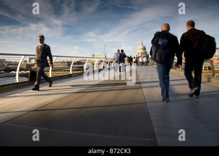 I pedoni a piedi attraverso il Millennium Bridge con la Cattedrale di St Paul e nella distanza di Londra, Inghilterra Foto Stock