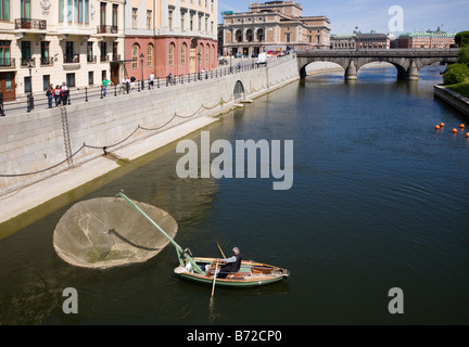 L'uomo la pesca nella parte anteriore del Sager House, Stoccolma, residenza ufficiale del Primo Ministro di Svezia Foto Stock