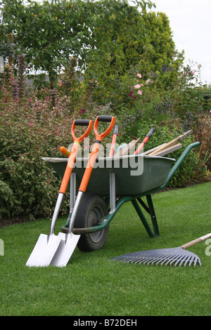 Attrezzi da giardino su un curato prato inglese. RHS HYDE HALL ESSEX REGNO UNITO Foto Stock