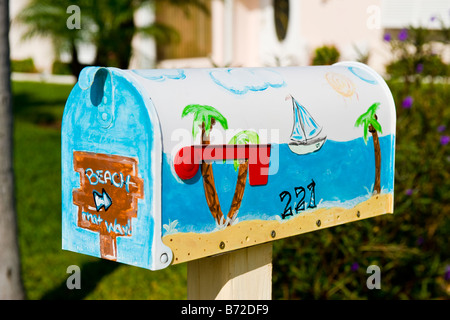 Palm Beach Shores , mail o letter box decorata con palme , yacht , sun , sabbia e mare motif & cartello beach in questo modo Foto Stock