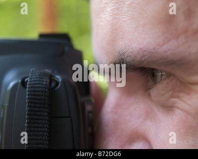 Fotografo concentrando la sua macchina fotografica (Canon). Foto Stock