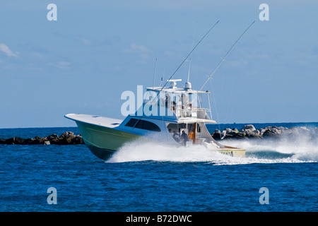 Palm Beach Shores , gioco di velocità di pesca con una barca a motore andando per mare da Marina , sfondo Deep Blue Sea & sky Foto Stock