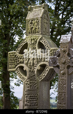 Muiredach's Cross o la Croce del Sud un riccamente scolpita in pietra alta croce dall'inizio del X secolo Foto Stock