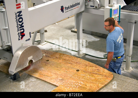 Lavoratore di taglio personalizzato di un bancone di granito presso la collina di scuotitore Società di granito che si trova nella città di Enfield New Hampshire USA Foto Stock