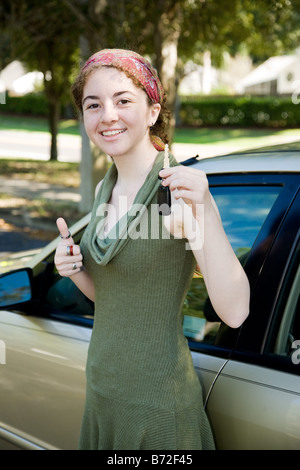 Pretty girl teen tenendo premuto i tasti per la sua nuova vettura Foto Stock