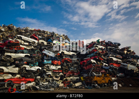 Un sacco di autovetture usate in junkyard Foto Stock