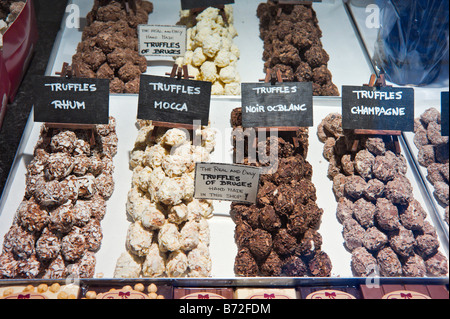 Tartufi di cioccolato nella vetrina del negozio di un Chocolatier a Bruges, Belgio Foto Stock