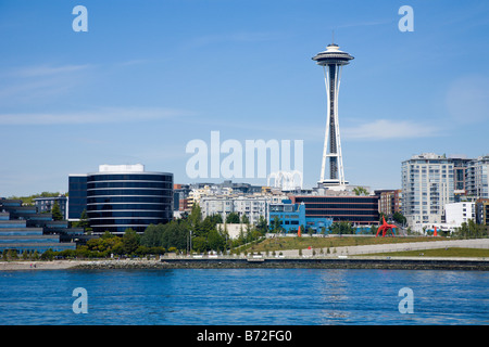 Spazio telai ad ago su Seattle cityscape come visto da Elliot Bay Foto Stock