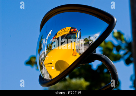 Sailfish Marina prima chiesa battista di Lane Park dettaglio yellow school bus riflessione shot dal parafango anteriore specchio nel parco auto Foto Stock