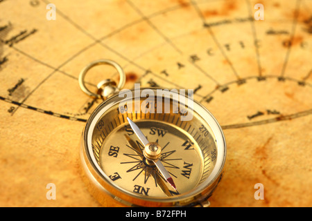 Antique Golden Compass e mappa vecchia Foto Stock