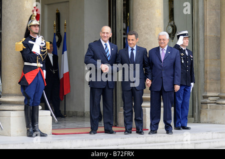 Il presidente francese Nicolas Sarkozy si stringono la mano con il premier israeliano Ehud Omert e il presidente palestinese Mahmoud Abbas a Parigi. Foto Stock